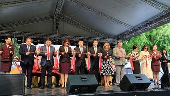 中国旅游文化周 在匈牙利举行 上航乘务员提供礼仪服务